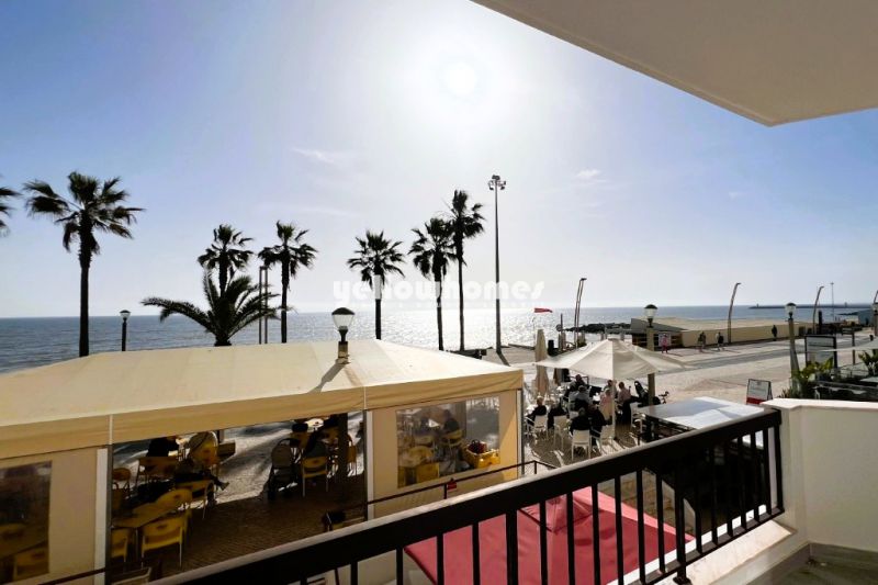 T3 Renovado na 1 Linha de Praia com Vista Mar
